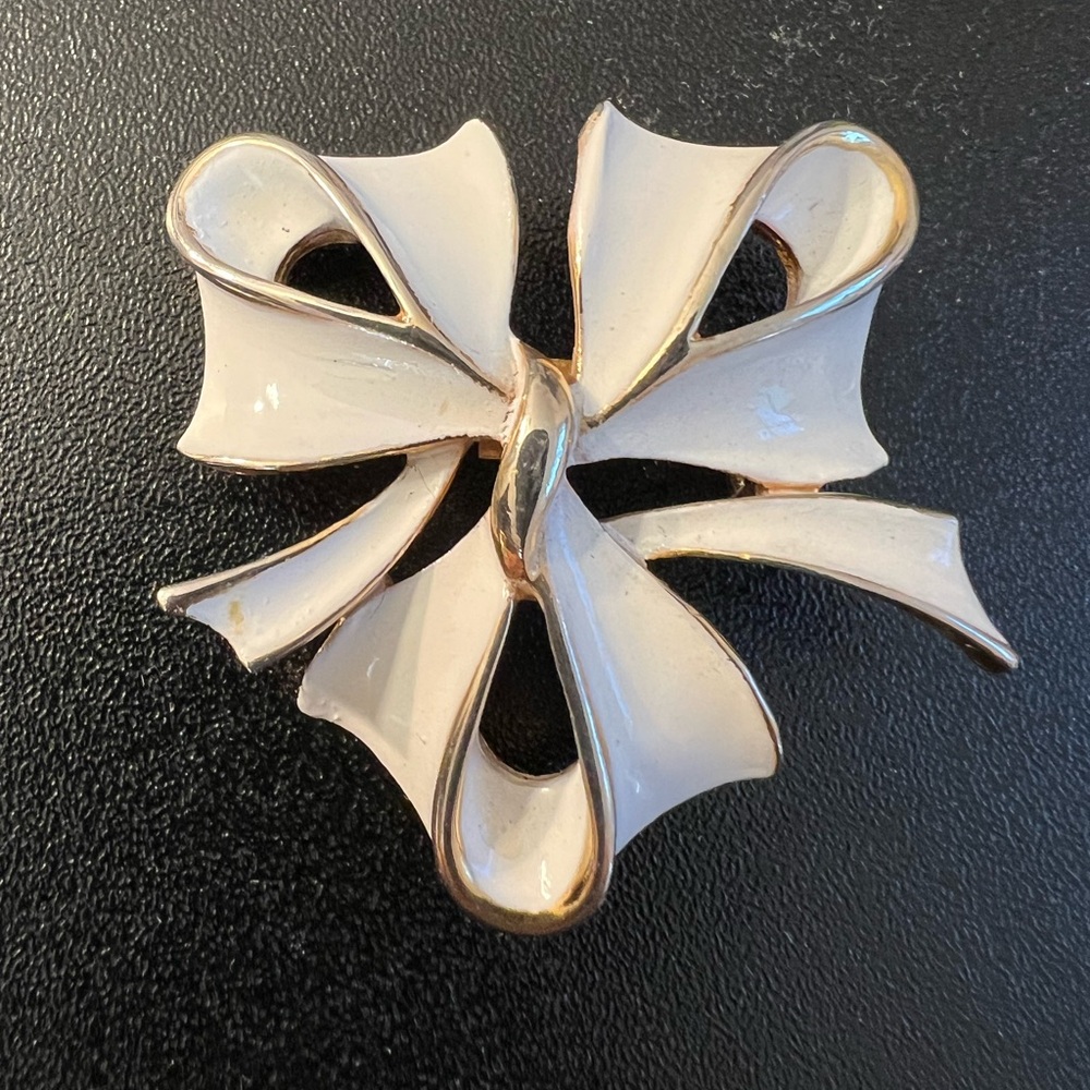 White Enamel Gold Toned Vintage Bow Brooch/Pin